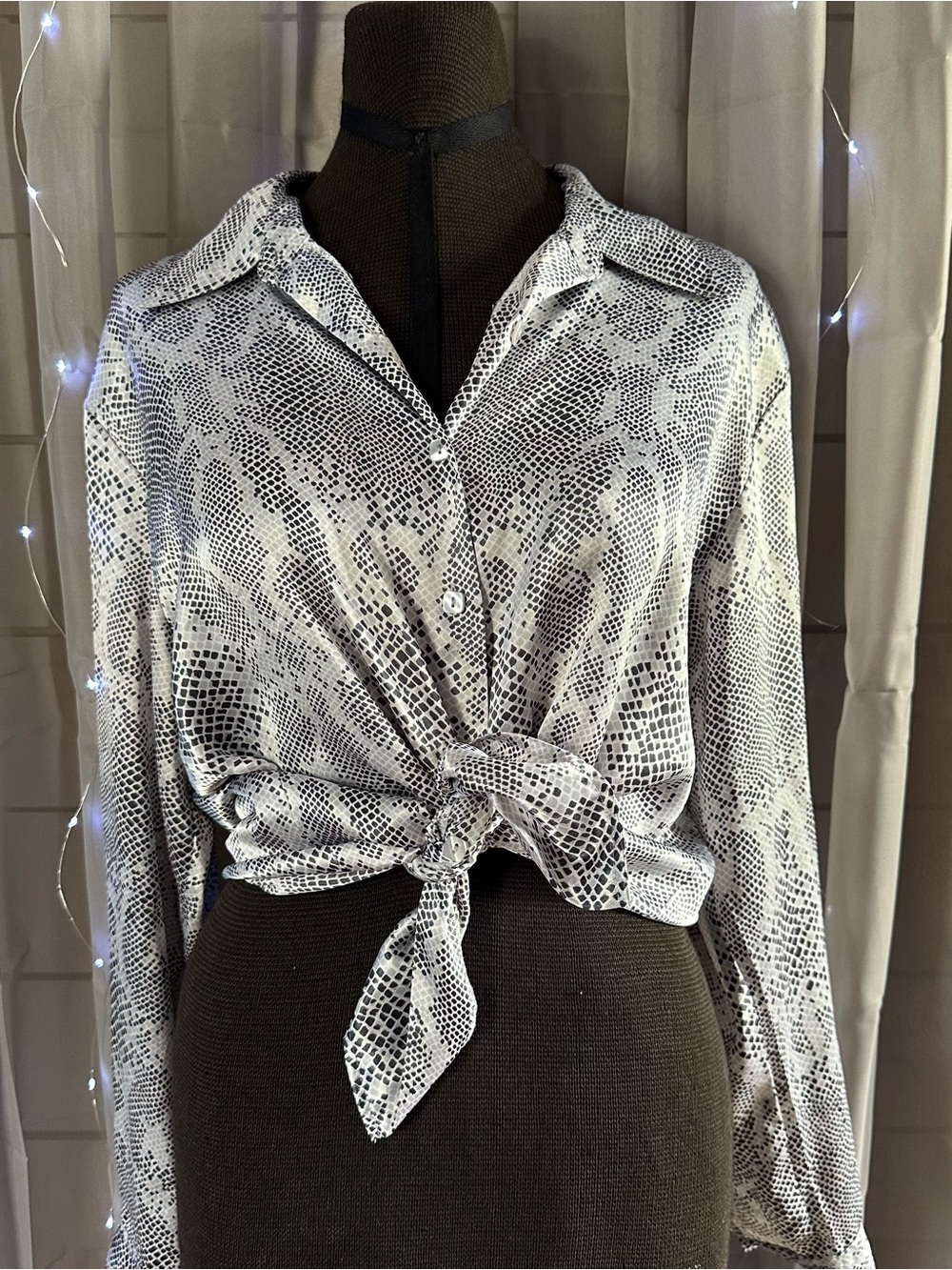 Vintage cricket Lane collection, silky, snakeskin button up shirt Sz 12